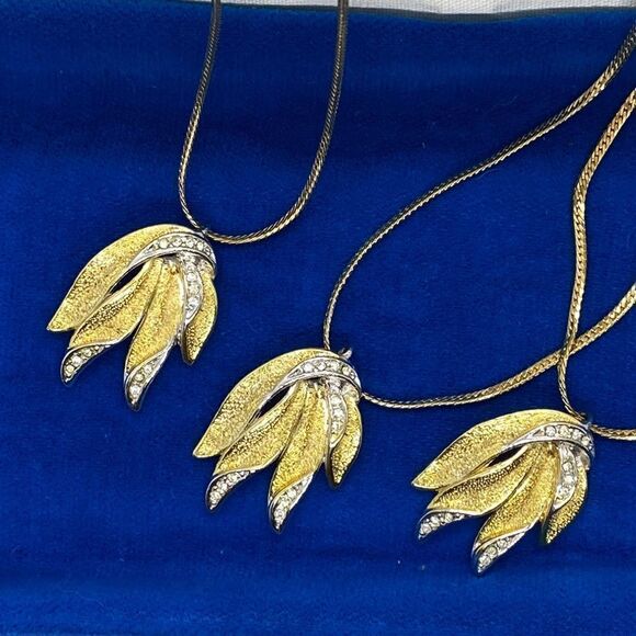 💛 Gold Plated Leaf & CZ Necklace - Picture 3 of 5